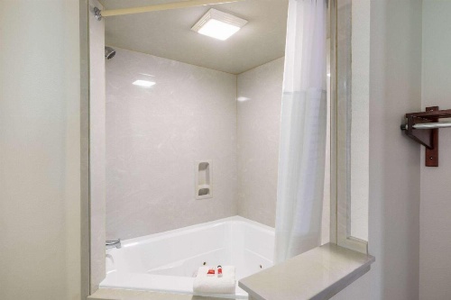 Baymont by Wyndham Biloxi Ocean Springs image 19